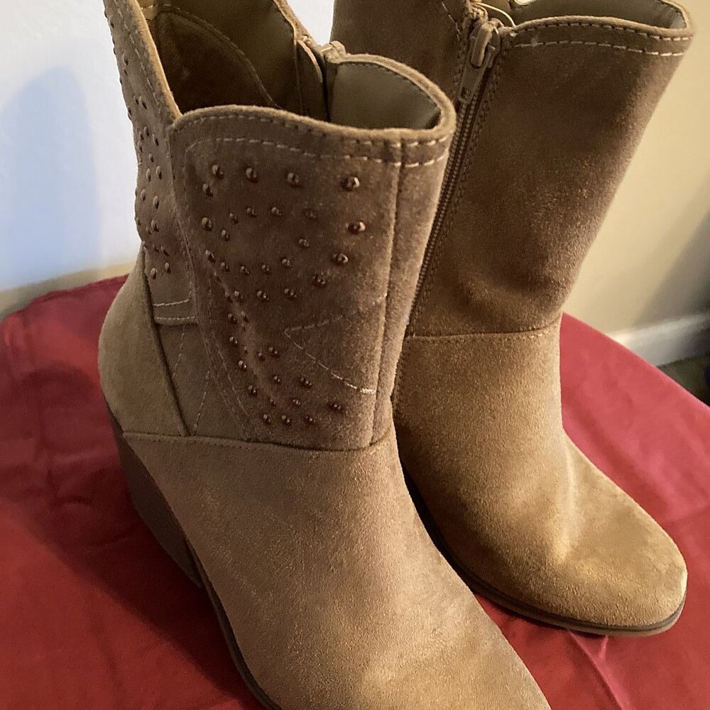 Boots - Picture 2 of 4